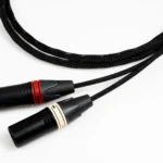 專業平衡音訊傳輸線 XLR 接頭近照，展示用於提升解碼器信噪比與減少聲道串擾的平衡驅動硬體基礎。